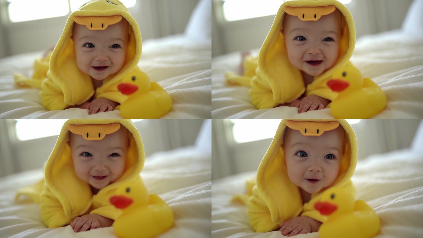宝宝洗澡后穿着黄色浴袍躺在床上