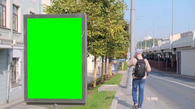 带有绿色屏幕的广告牌