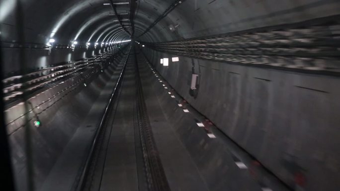 地铁隧道穿行