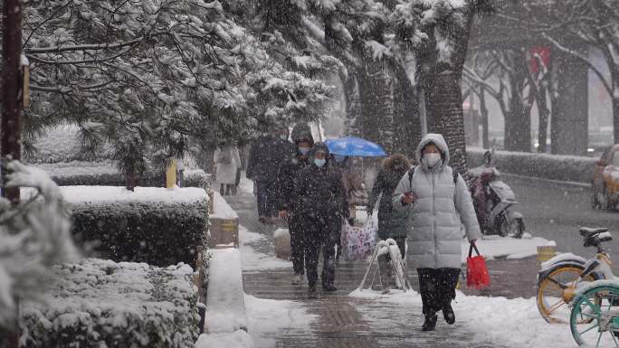 北京下雪行人