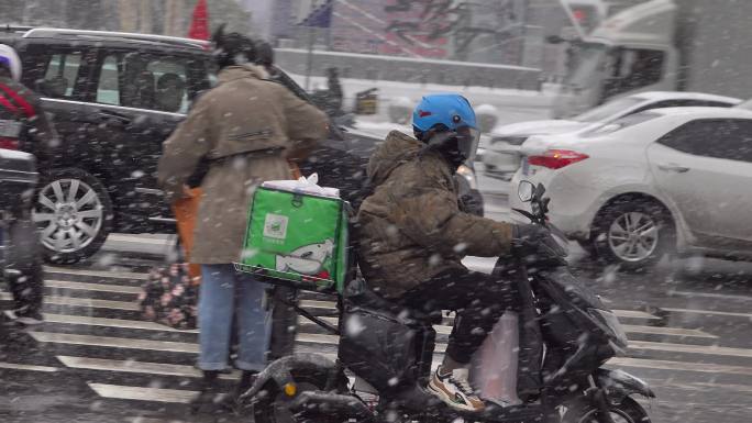 北京下雪外卖小哥骑手