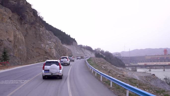 汽车在道路上行驶b