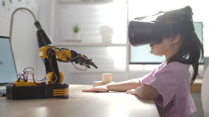 戴着虚拟现实眼镜控制机器人手臂的女孩