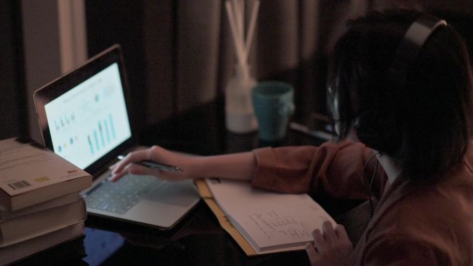 美女在自习室使用笔记本电脑