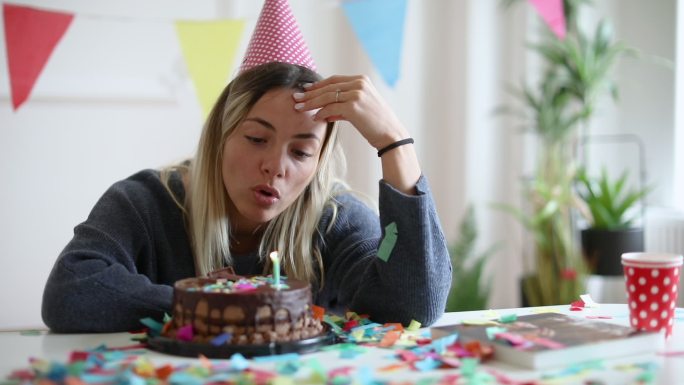 女人独自庆祝生日外国人女性女士过生日