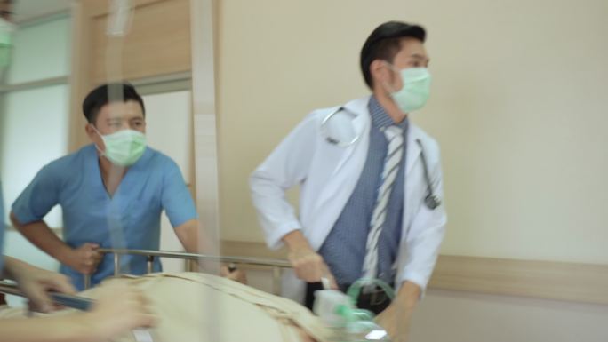 医务人员将医院走廊里的病人转移到急诊室