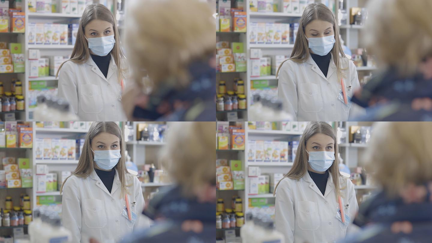 女药剂师戴口罩与老女顾客交谈和给药