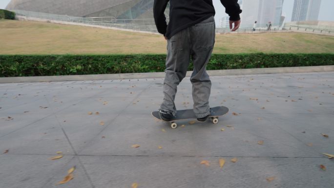 年轻人玩滑板