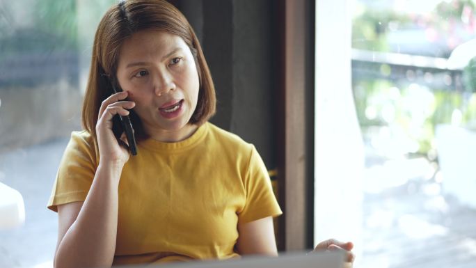 女人在用手机交谈打电话接电话举报店家