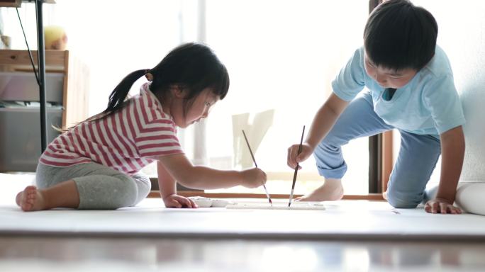 画画的两个小孩子天真少儿艺术培养兴趣爱好