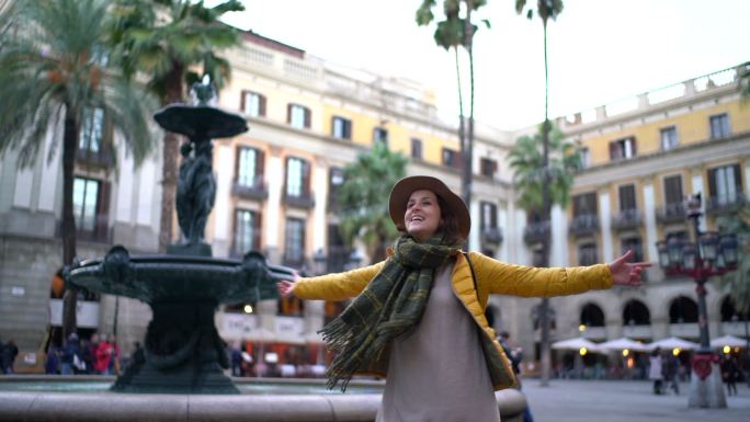 巴塞罗那的女游客欧洲旅途西班牙街道人文