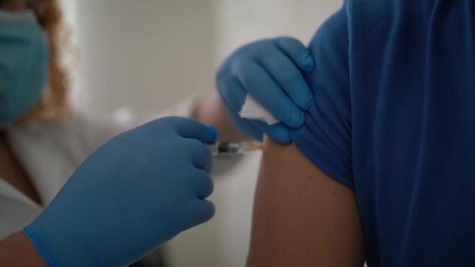 在患者手臂上接种疫苗