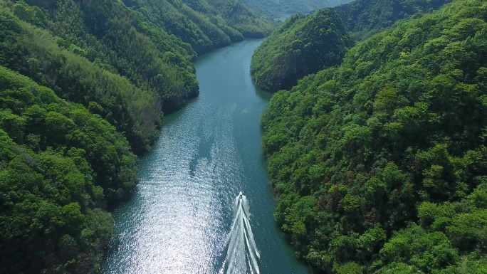 小船驶过绿水青山 猴坑村