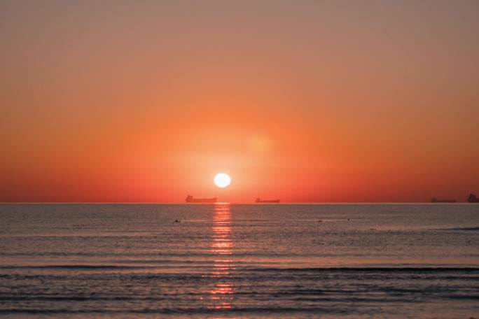 大海日出，太阳在船上升起