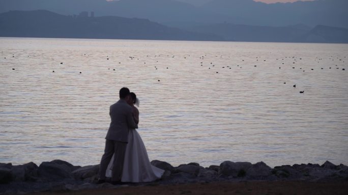 情侣在海边拍婚纱照
