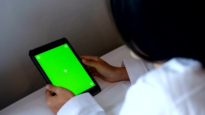 女性使用平板电脑绿屏绿布绿幕抠图后期跟踪