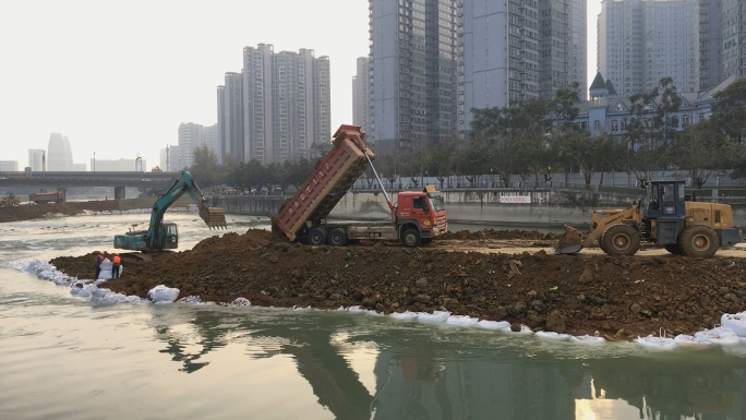 围堰筑堤河流建筑施工城市建设挖掘机大卡车
