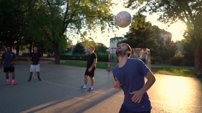 男子用头玩足球户外青春国外男性外国青年
