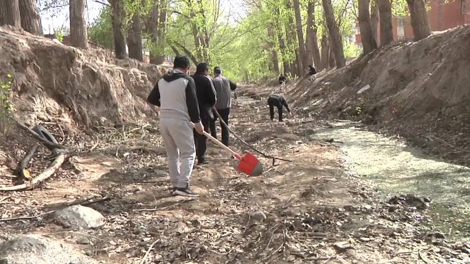 干部志愿者清理河道草坪垃圾学雷锋