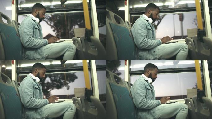 男子乘坐公交车时使用数字平板电脑