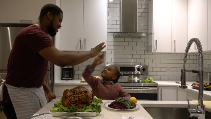 父女烹饪晚餐黑人家庭感恩节实拍视频素材