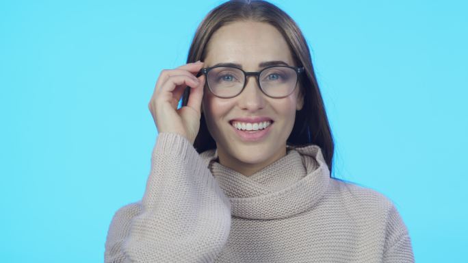 一位迷人的年轻女子戴着眼镜