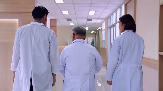 医疗人员穿过医院走廊