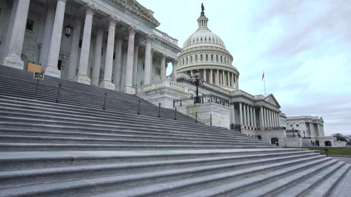 走上美国众议院国会大厦的台阶