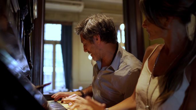 幸福的夫妇一起弹钢琴