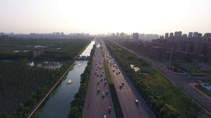 航拍行驶在公路上的 车辆  城市交通