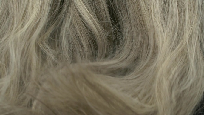 灰色卷发金发毛发理发师女性女人