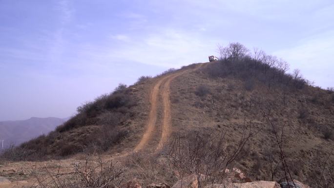 越野车爬坡b