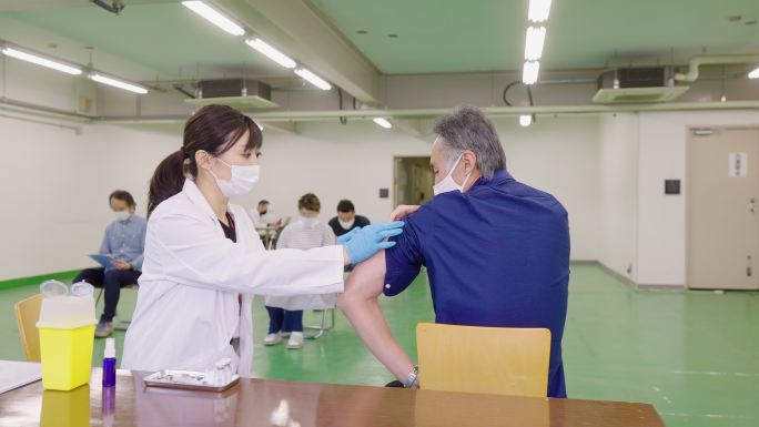 老年男子在接种中心接种疫苗