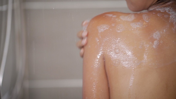 慢镜头，美女在浴室擦肥皂。