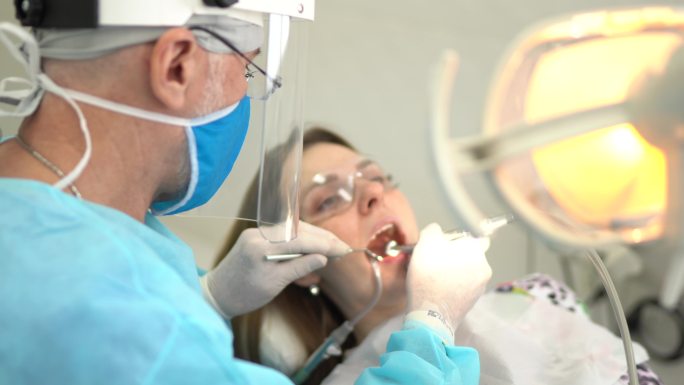 牙医检查一位年轻女子的牙齿