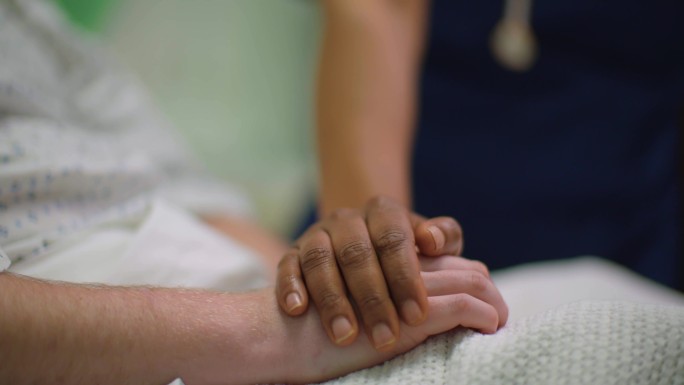 护士握住病人的手安慰关怀细致