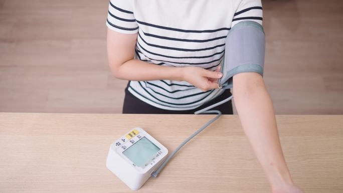 在家测量血压的女人