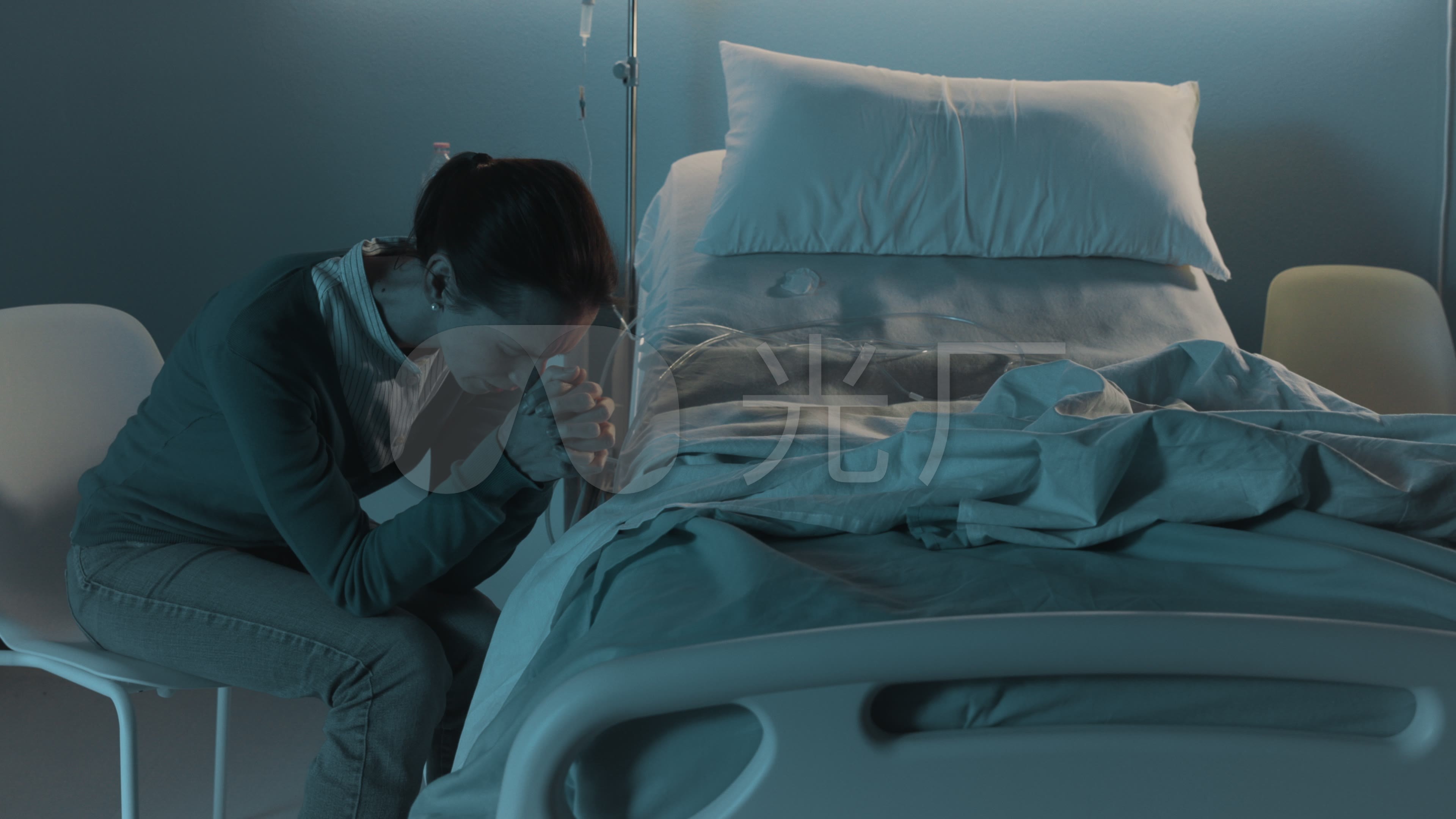 女病人躺在病床上焦虑症患者 库存照片. 图片 包括有 患者, 医院, 顾问, 实习者, 安慰, 通用, 沮丧 - 185395932