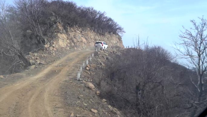 越野车行驶在环绕山路上b