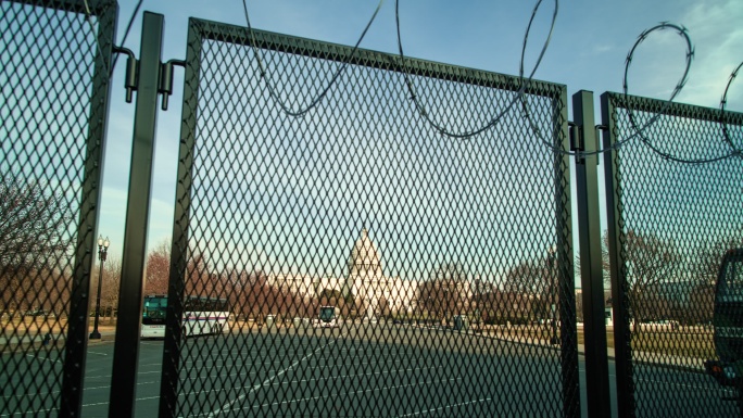 美国国会大厦后面的金属栅栏用铁丝网围成