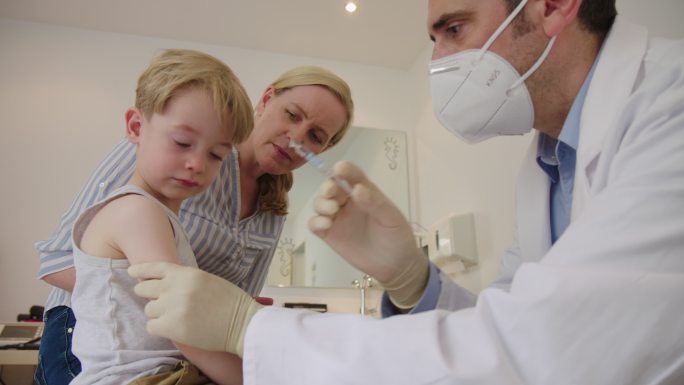 疫苗注射看病小孩打针