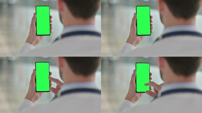 医生使用智能手机手机绿幕