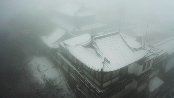 大雪中的杭州玉皇山古建筑积雪大气航拍4K