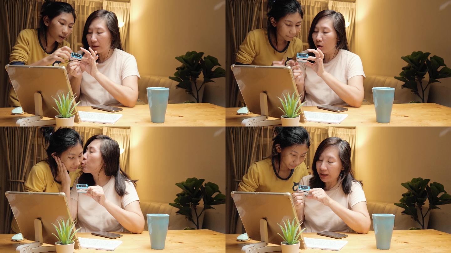 母亲和女儿在家使用电脑