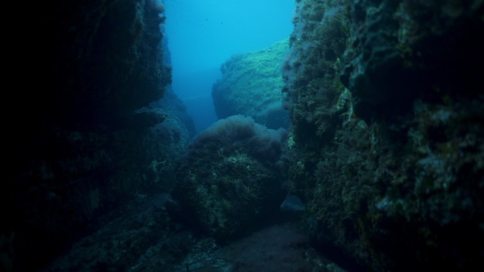 海底洞穴的水下拍摄