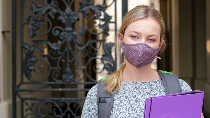 戴口罩的女大学生外国疫情