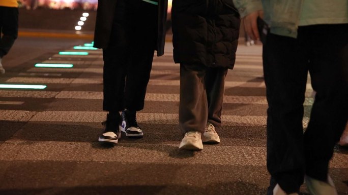 夜晚过马路脚步特写、城市夜景