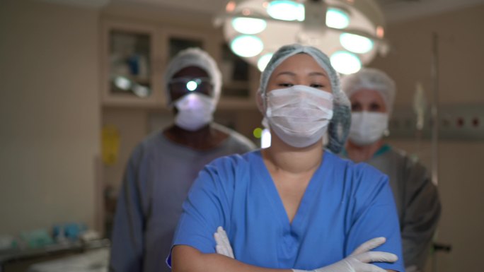 医院手术室戴口罩的医护人员