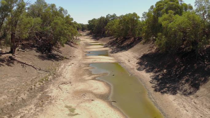 严重干旱导致的干涸河床鸟瞰图