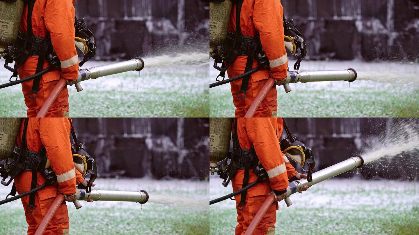 消防员使用化学泡沫灭火器扑灭火焰